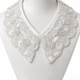 Gola imperial bordada com paetês e aplicações florais prateadas, tipo renda