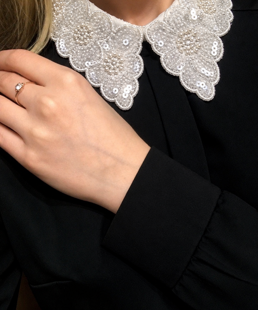 Gola imperial prateada com paetês e detalhes florais em gola arredondada