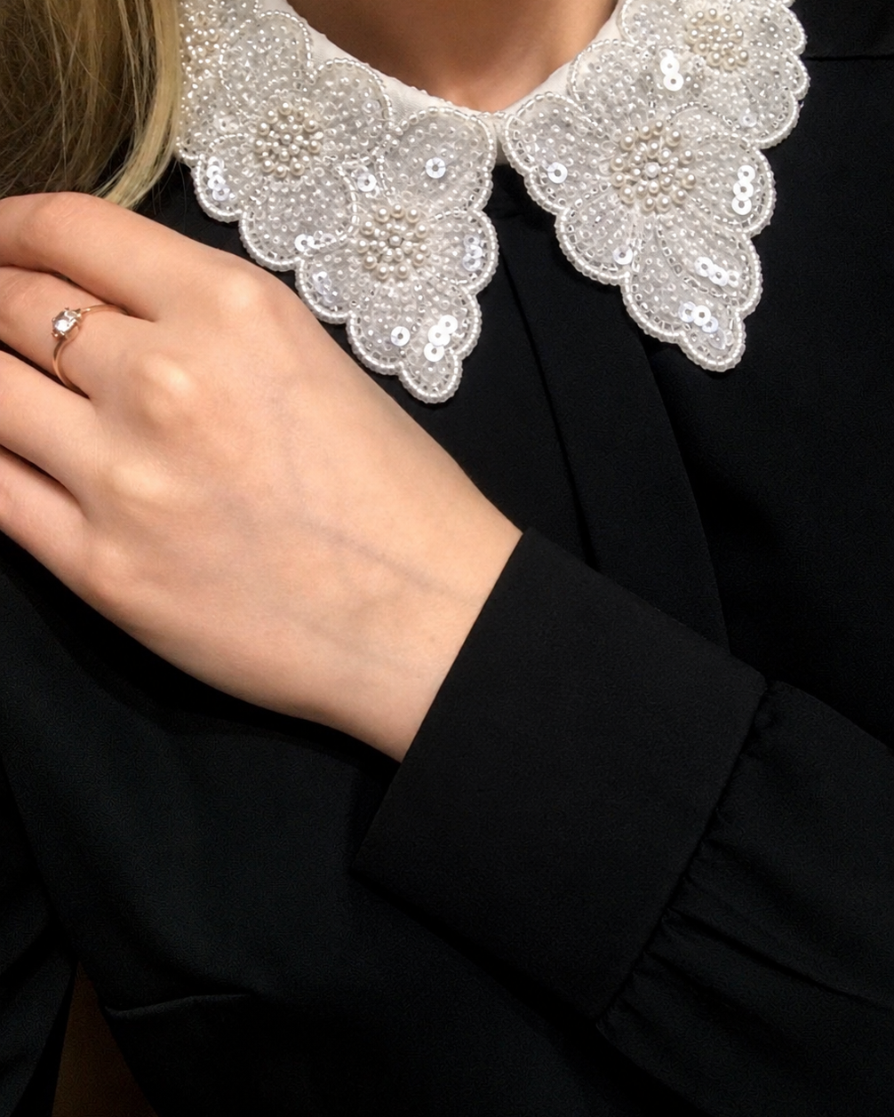 Gola imperial prateada com paetês e detalhes florais em gola arredondada