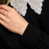 Gola imperial prateada com paetês e detalhes florais em gola arredondada