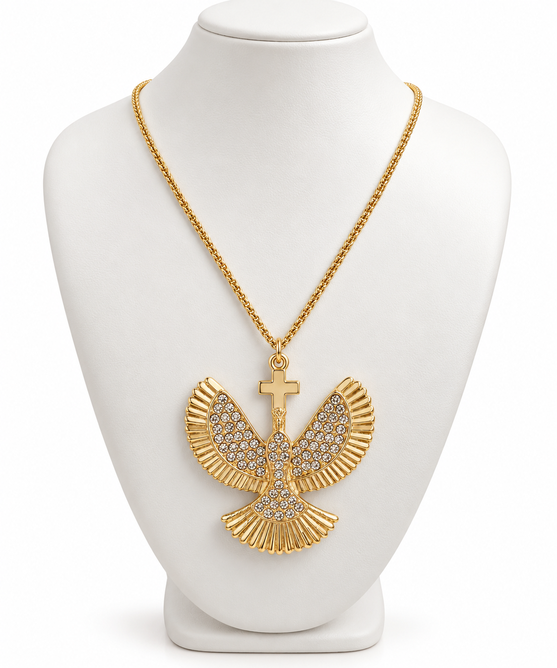 Colar dourado com corrente e pingente de pomba com cruz central, cravejado de strass