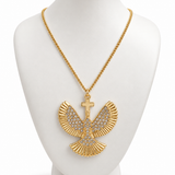 Colar dourado com corrente e pingente de pomba com cruz central, cravejado de strass