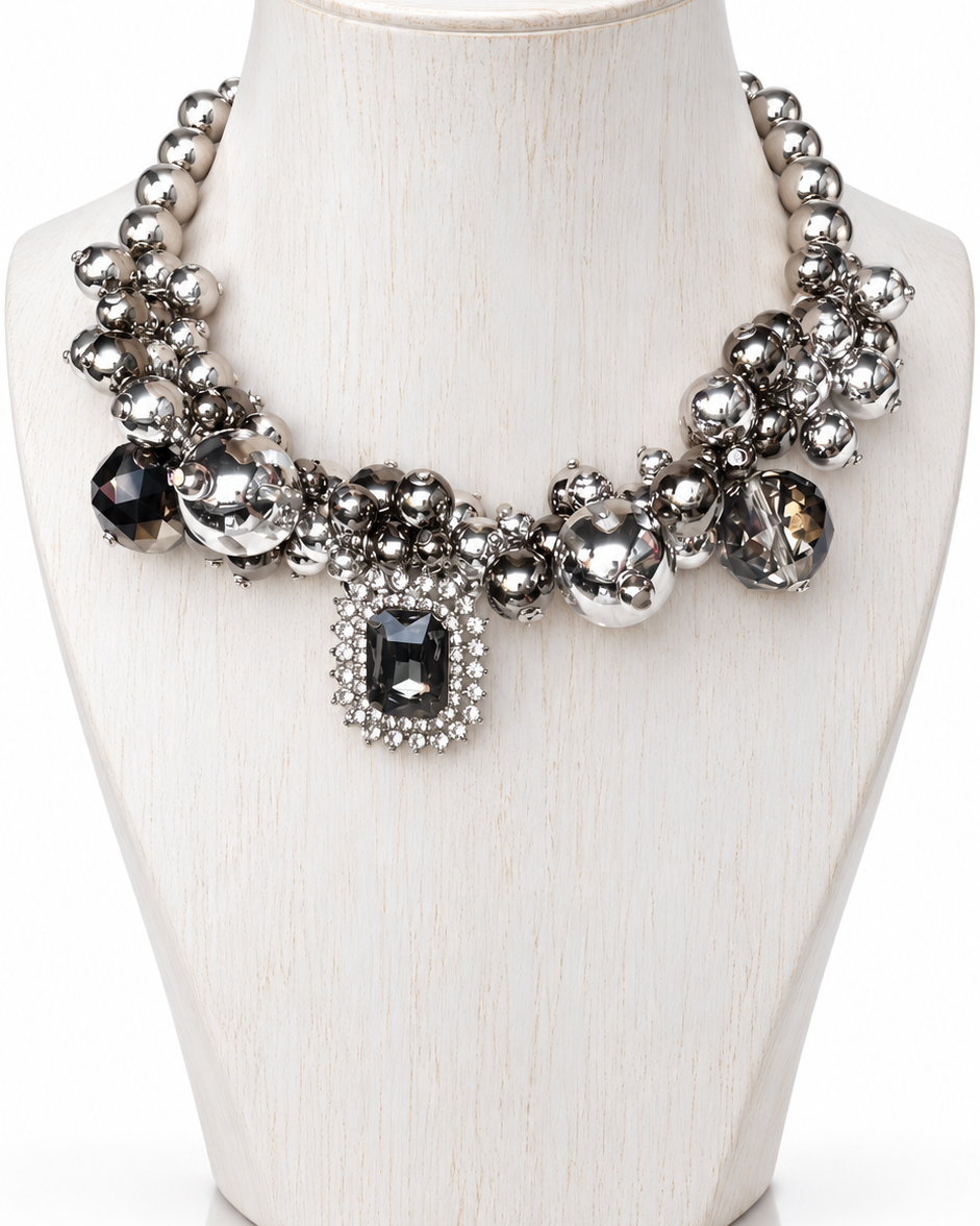 Colar tipo choker com pedrarias pretas e strass brilhantes, fecho curto