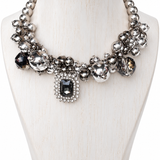 Colar tipo choker com pedrarias pretas e strass brilhantes, fecho curto