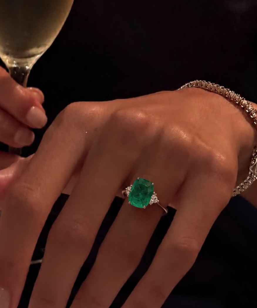 Anel Paola com pedra verde esmeralda e aro delicado