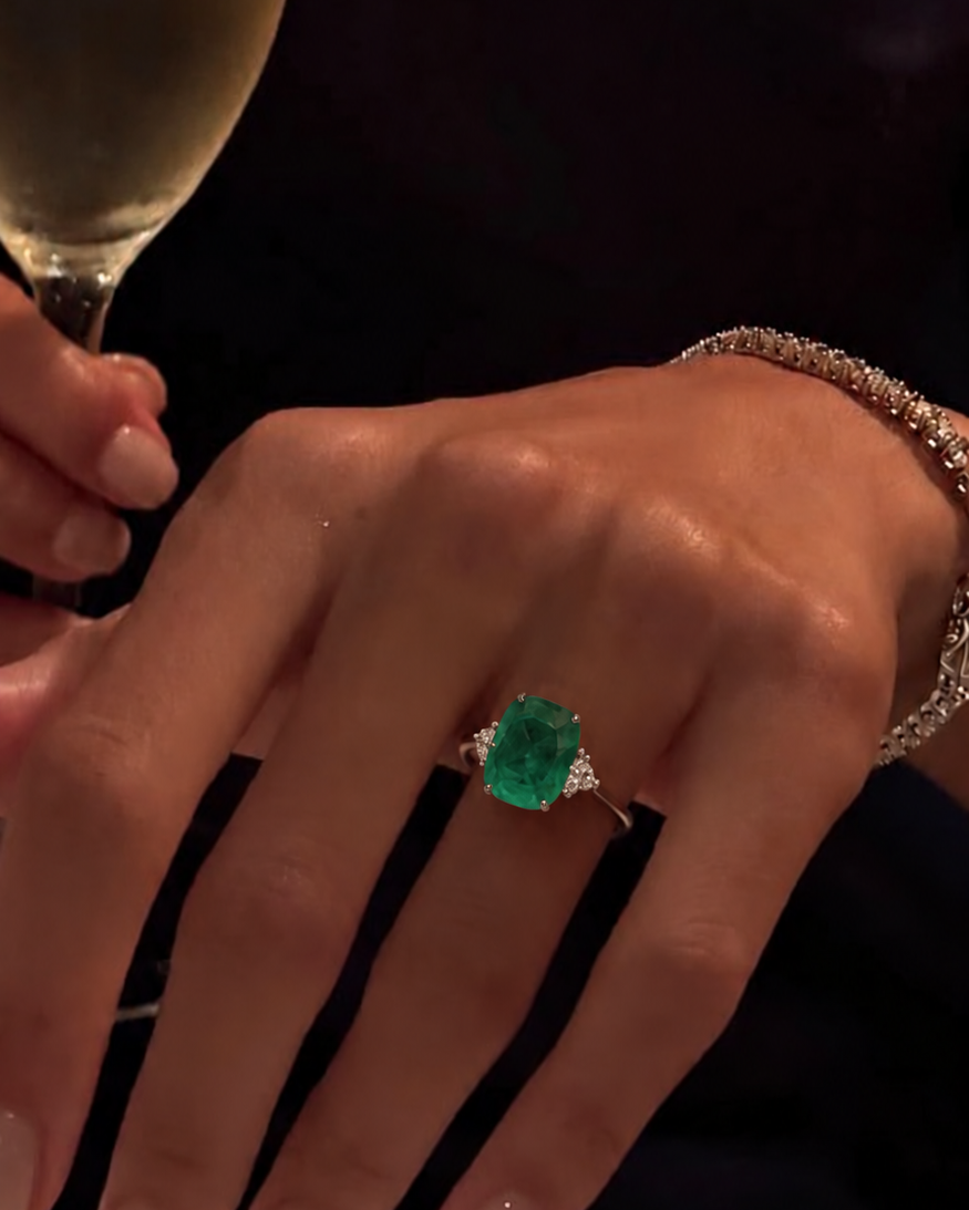 Anel Paola com pedra verde esmeralda e aro delicado