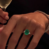 Anel Paola com pedra verde esmeralda e aro delicado