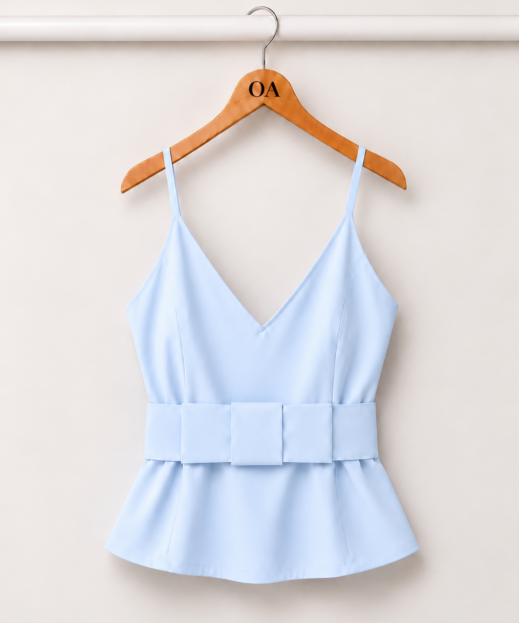 Blusa azul bebê com decote V e alças finas, cintura com faixa e babado