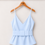 Blusa azul bebê com decote V e alças finas, cintura com faixa e babado