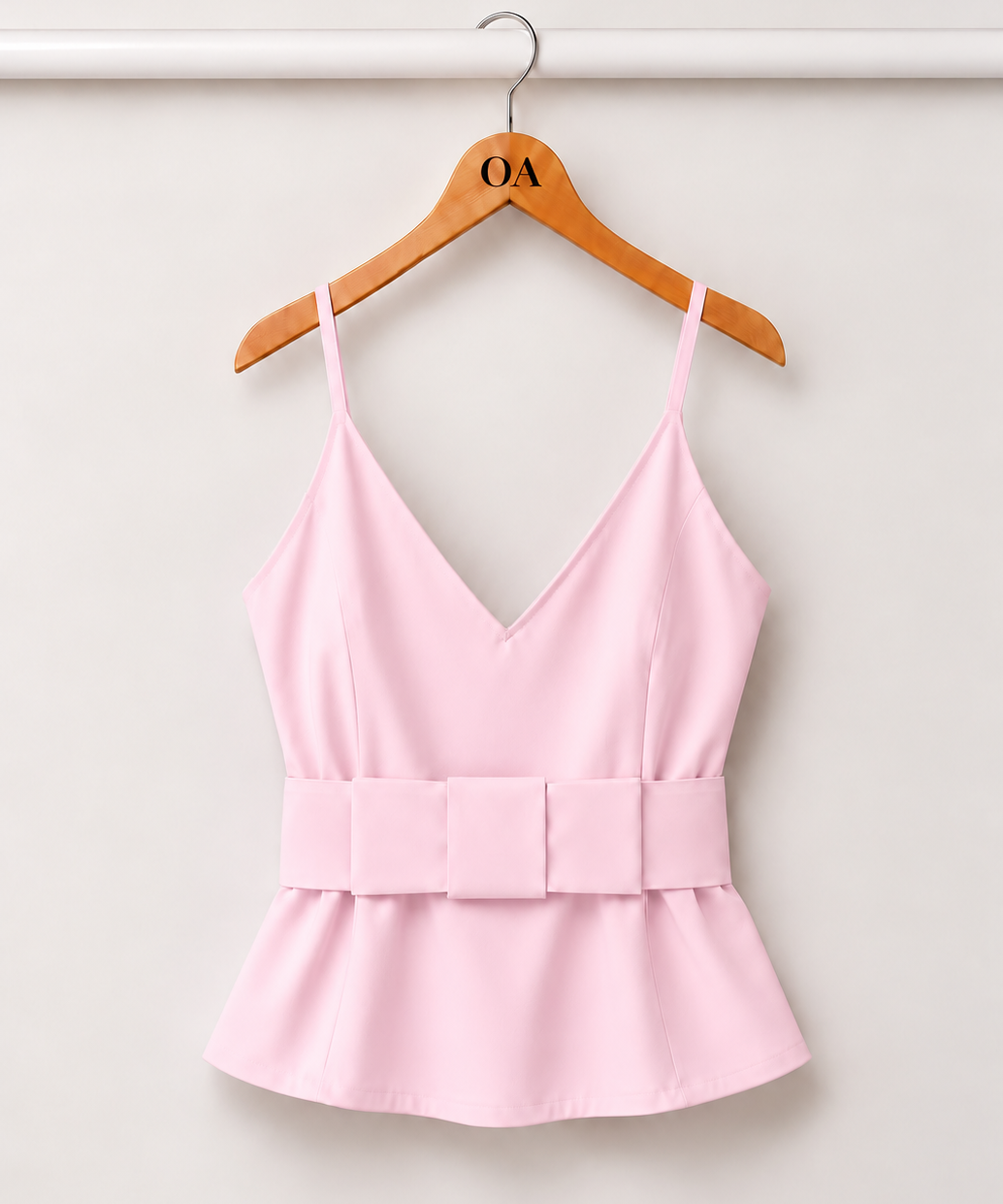 Blusa rosa bebê com decote V e alças finas, faixa na cintura e babado