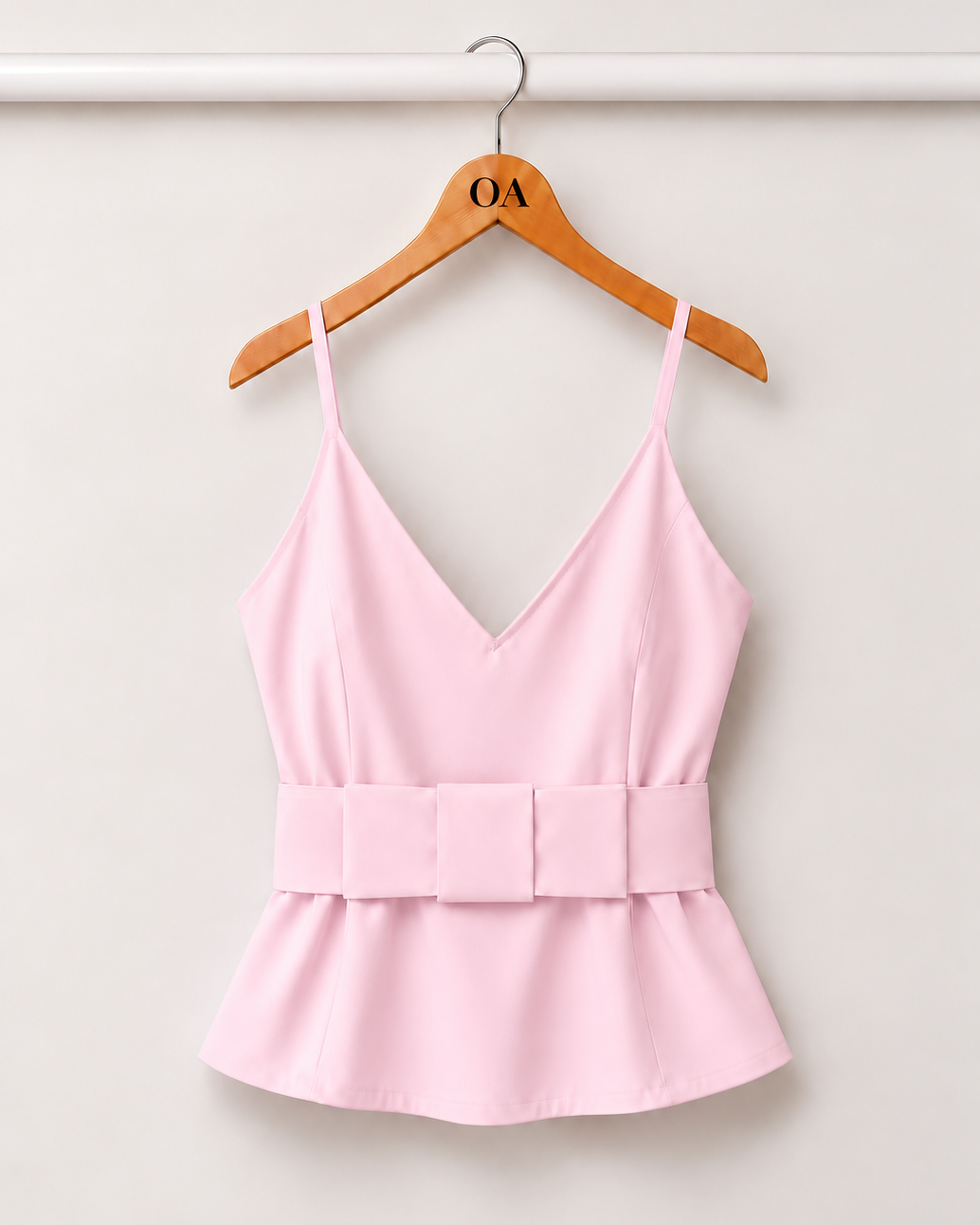 Blusa rosa bebê com decote V e alças finas, faixa na cintura e babado