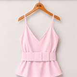 Blusa rosa bebê com decote V e alças finas, faixa na cintura e babado
