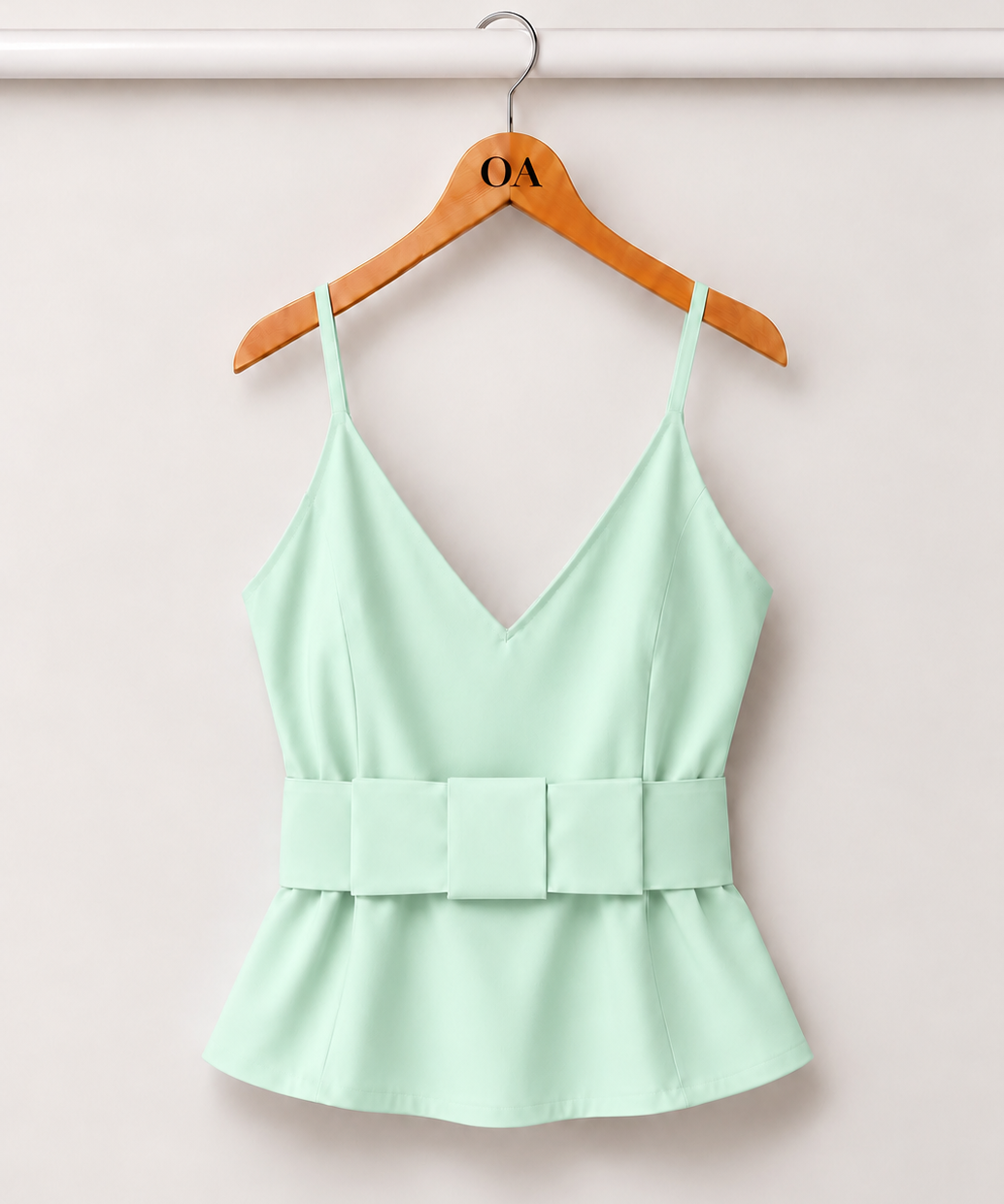 Blusa verde menta clara com decote V e alças finas, faixa e babado na cintura