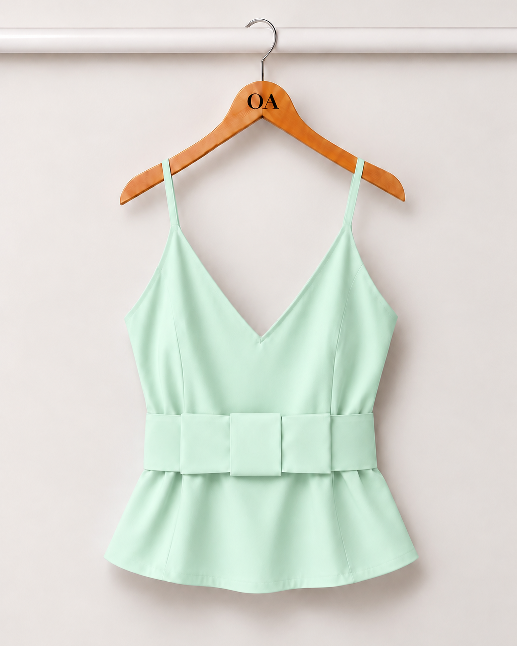 Blusa verde menta clara com decote V e alças finas, faixa e babado na cintura