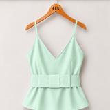 Blusa verde menta clara com decote V e alças finas, faixa e babado na cintura