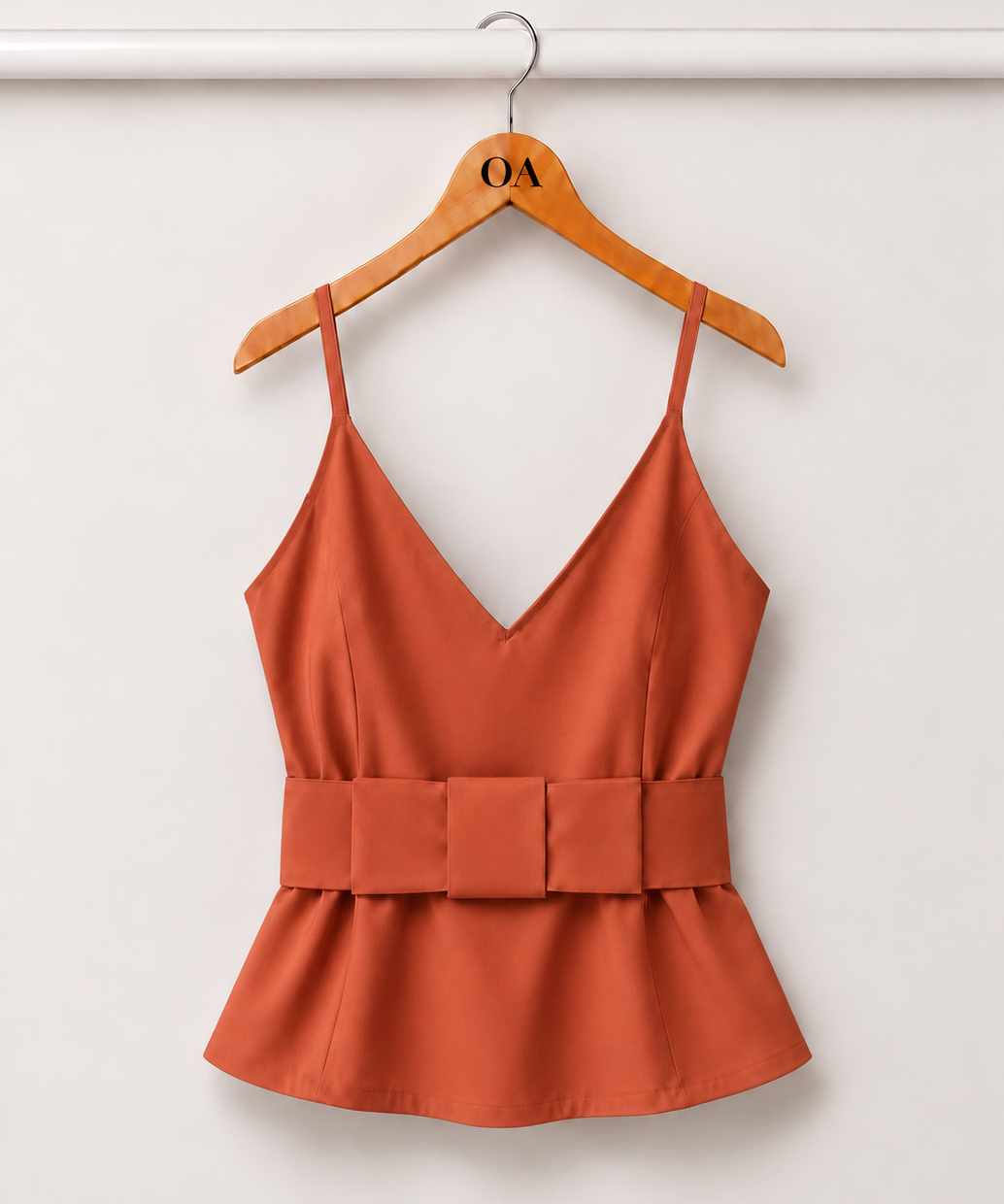 Blusa terracota com decote V e alças finas, faixa na cintura e babado