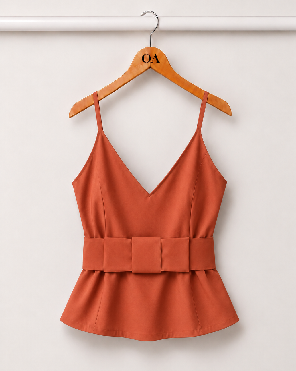 Blusa terracota com decote V e alças finas, faixa na cintura e babado