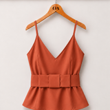 Blusa terracota com decote V e alças finas, faixa na cintura e babado