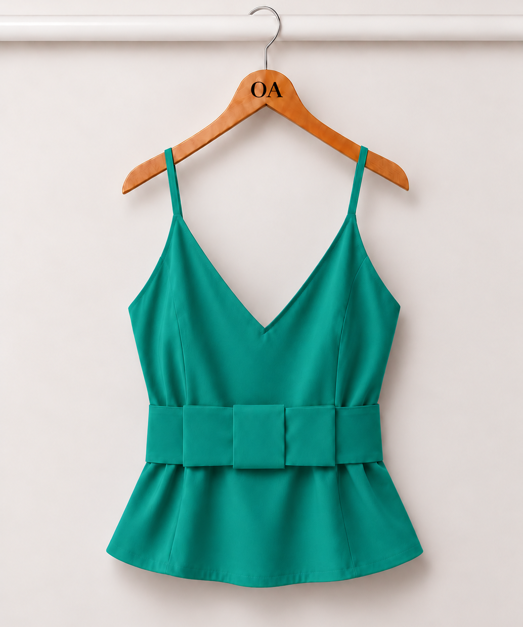 Blusa verde turquesa com decote V e alças finas, faixa na cintura e babado