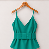 Blusa verde turquesa com decote V e alças finas, faixa na cintura e babado