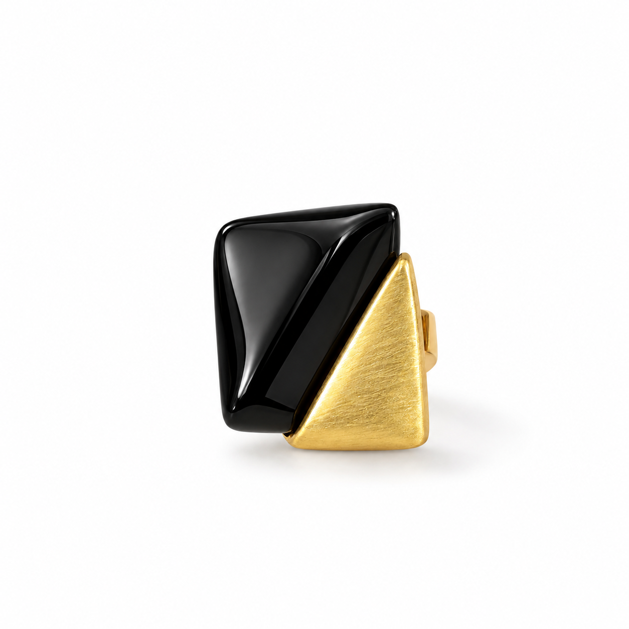 Anel com pedra preta brilhante e aro dourado, formato triangular