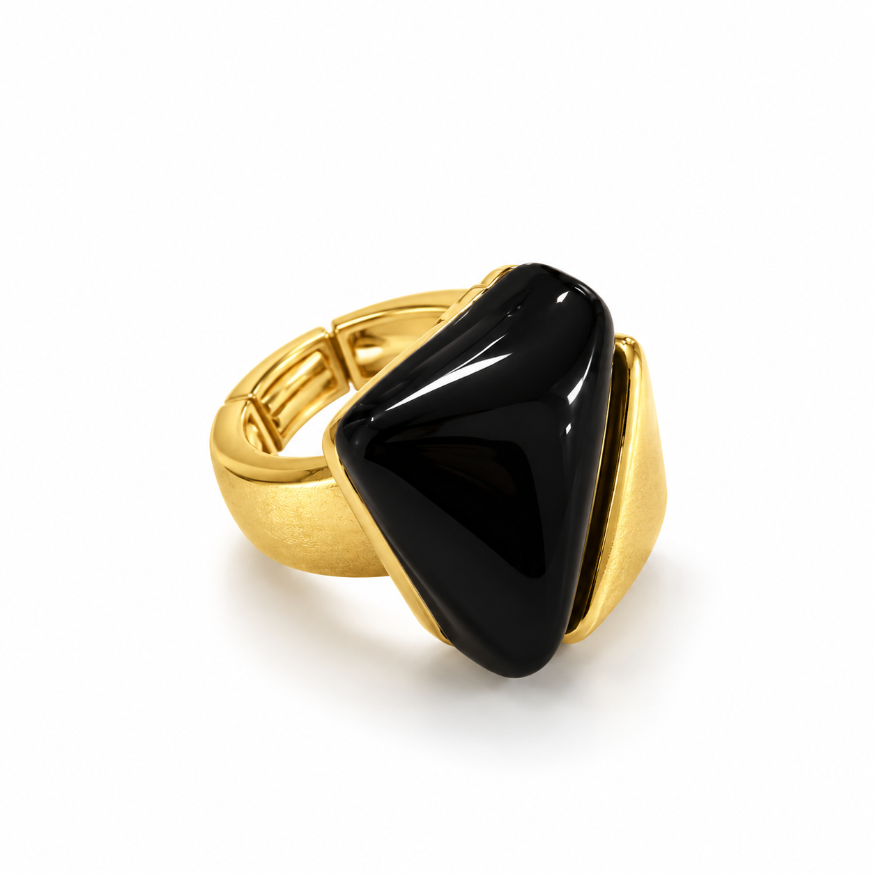Anel dourado com pedra preta brilhante e detalhes vazados no aro