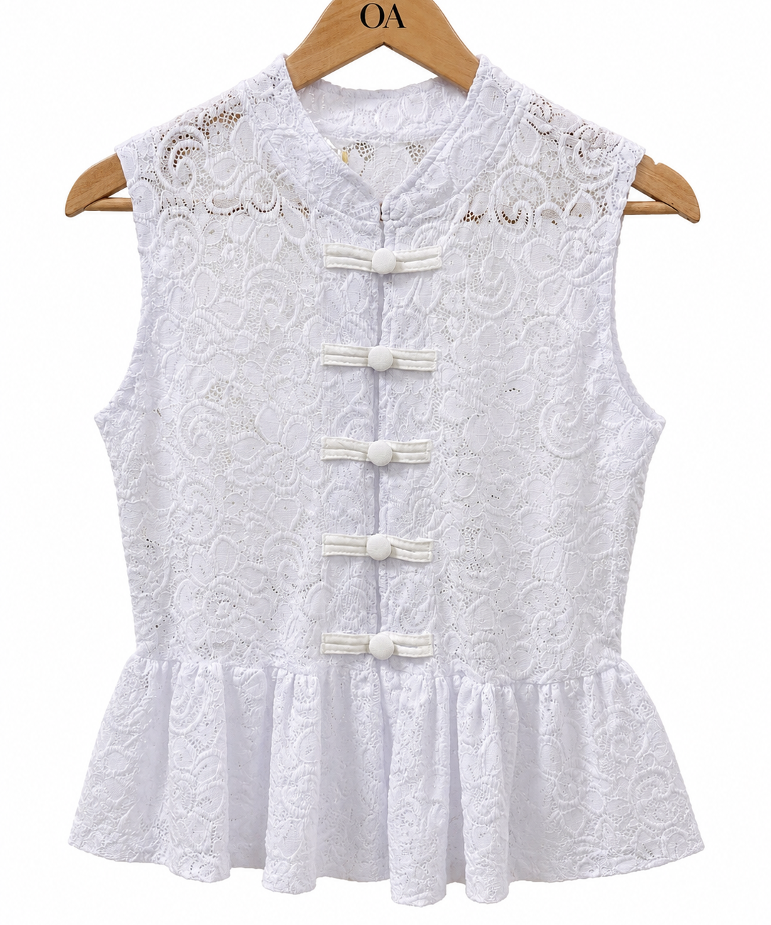 Blusa Elizabeth sem mangas branca de renda, faixa frontal com cinco botões e babado