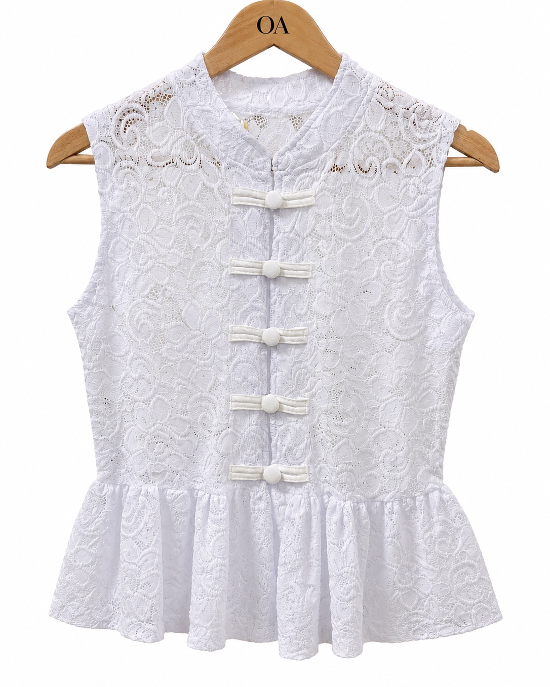 Blusa Elizabeth sem mangas branca de renda, faixa frontal com cinco botões e babado