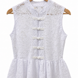 Blusa Elizabeth sem mangas branca de renda, faixa frontal com cinco botões e babado