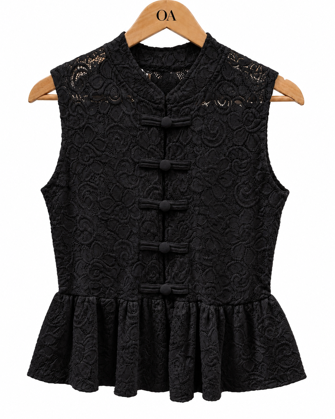 Blusa sem mangas preta de renda, frente com cinco botões e saia evasê com babados