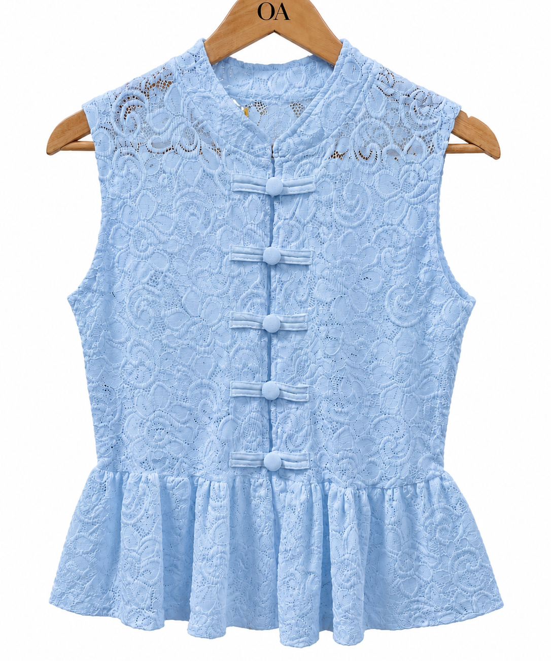 Blusa sem mangas azul clara de renda, abertura frontal com cinco botões e babado