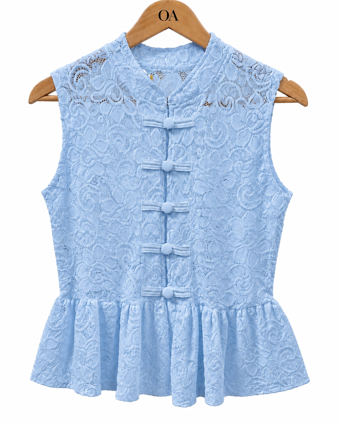 Blusa sem mangas azul clara de renda, abertura frontal com cinco botões e babado