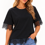 Blusa maxi preta com renda nos punhos e recortes laterais, caimento solto