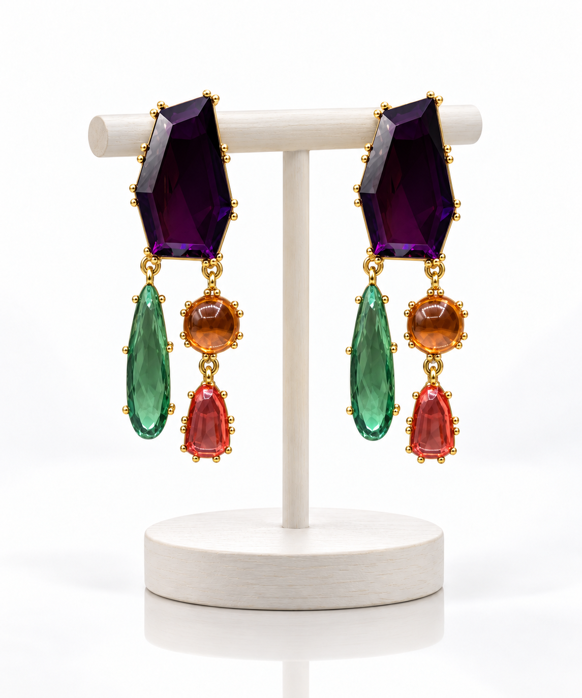 Par de brincos Julieta roxos com pedras violeta, verde e laranja, pendentes.