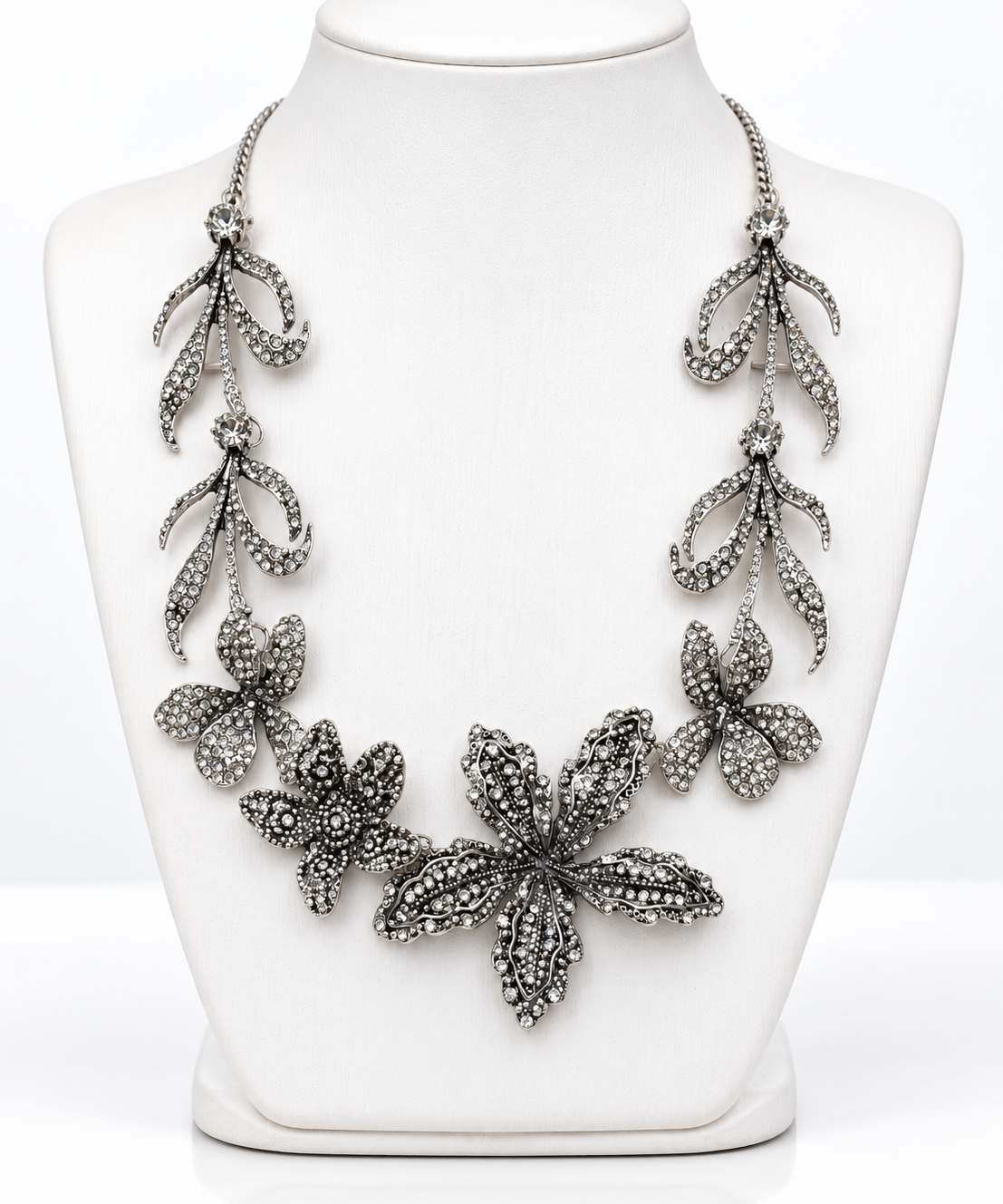 Colar maxi floral prateado com flores e pingentes cravejados
