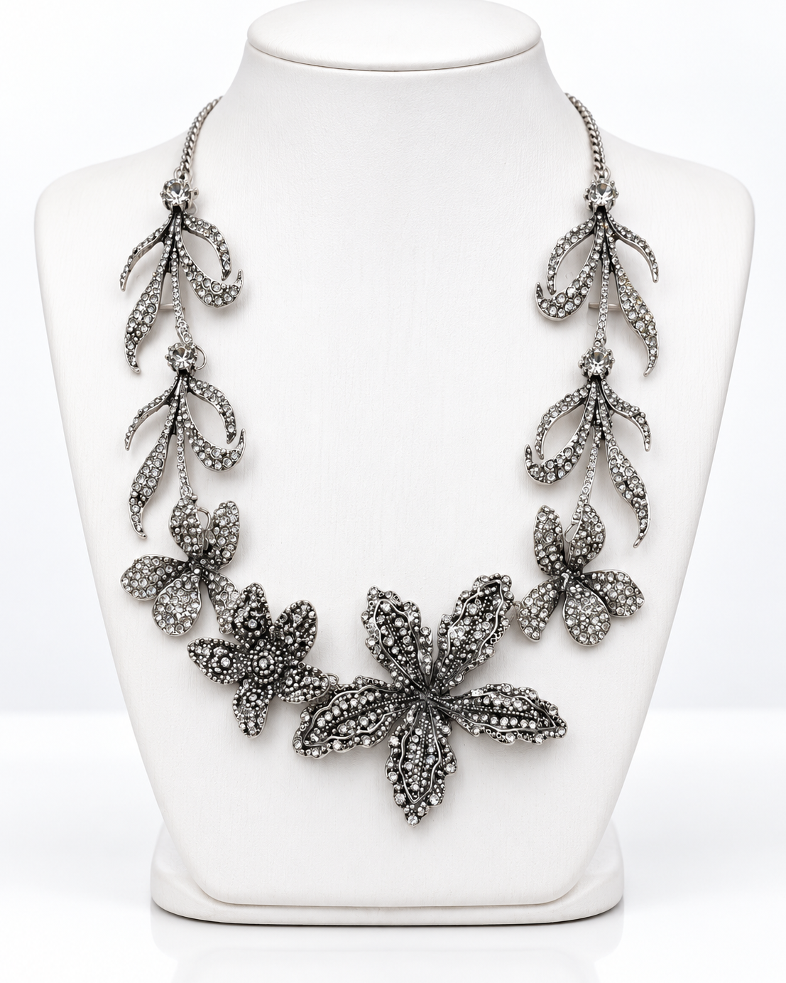Colar maxi floral prateado com flores e pingentes cravejados