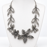 Colar maxi floral prateado com flores e pingentes cravejados