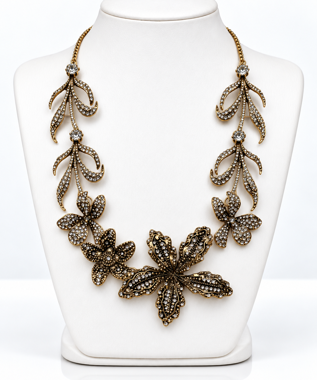 Colar maxi floral dourado com flores e pingentes cravejados