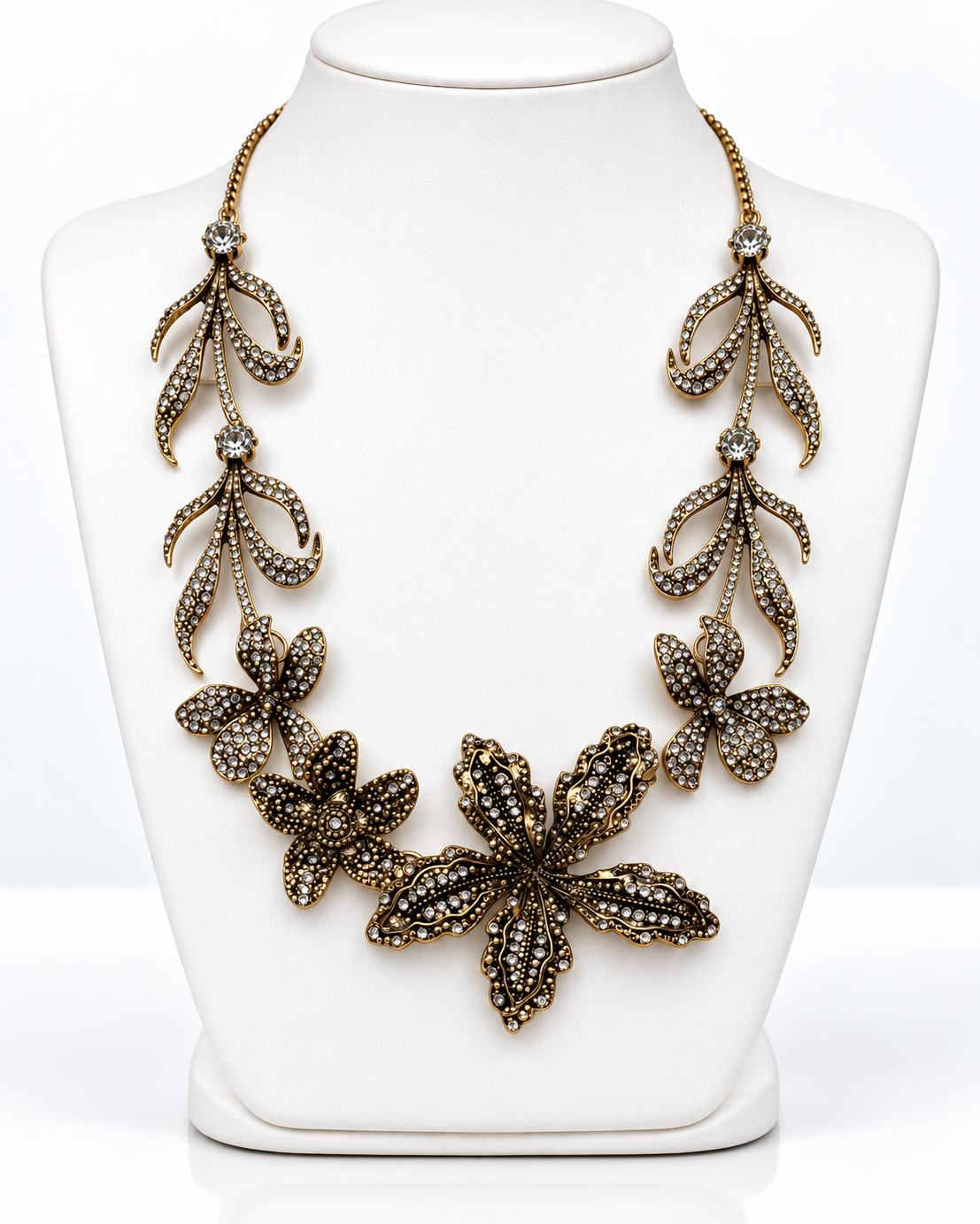 Colar maxi floral dourado com flores e pingentes cravejados