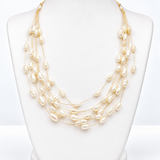 Colar de pérolas mini com elos ovais e metal dourado, em camadas