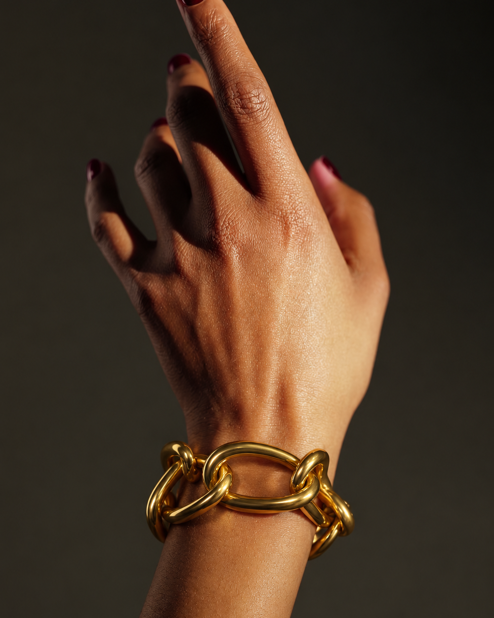 Pulseira de elos dourados grossos com fecho de argola