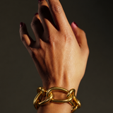 Pulseira de elos dourados grossos com fecho de argola