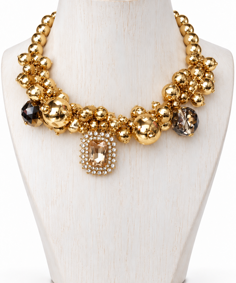 Colar Antonieta dourado com contas e pingente com pedra escura e strass