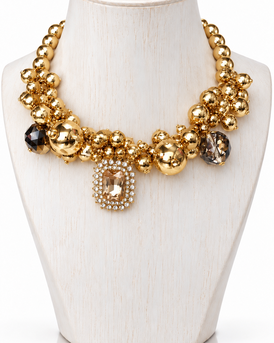 Colar Antonieta dourado com contas e pingente com pedra escura e strass