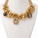 Colar Antonieta dourado com contas e pingente com pedra escura e strass
