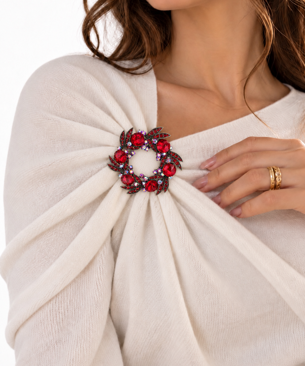 Broche circular vermelha com cristais no peito de blusa clara