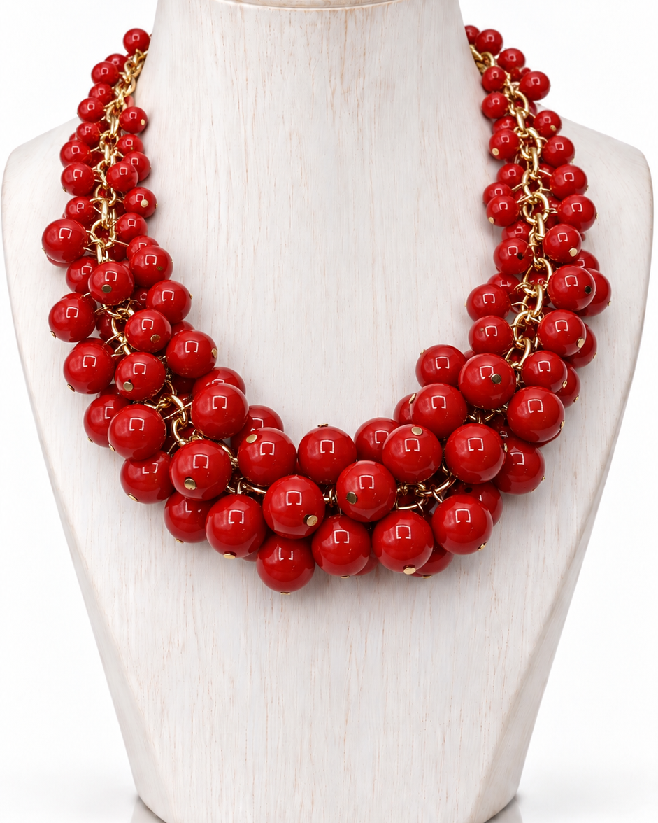 Colar vermelho de contas redondas com fecho dourado, estilo multiestágios.