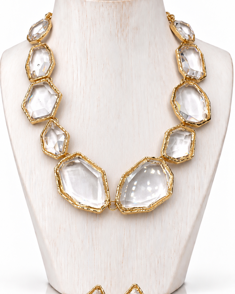 Conjunto de colar e brinco com pedras cristal lapidadas e aro dourado
