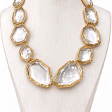 Conjunto de colar e brinco com pedras cristal lapidadas e aro dourado