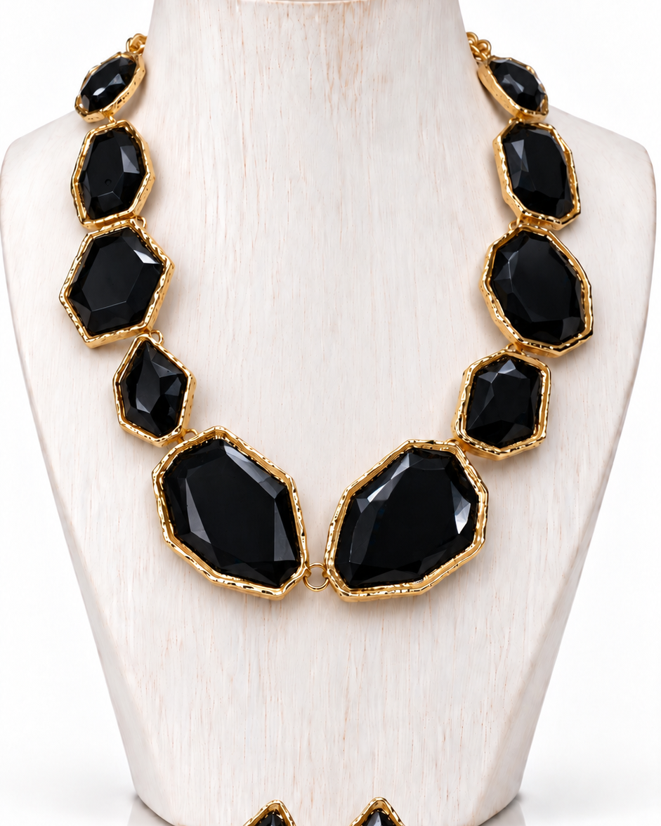Conjunto de colar e brinco com pedras pretas facetadas e aro dourado